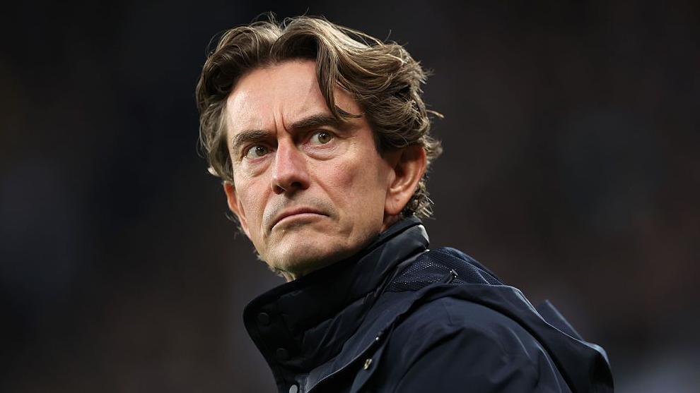 آیا بازیکنان باید به صورت علنی سرمربی خود را نادیده بگیرند؟